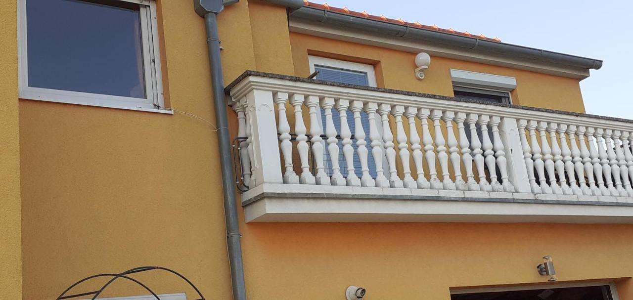 Leon Apartmán *